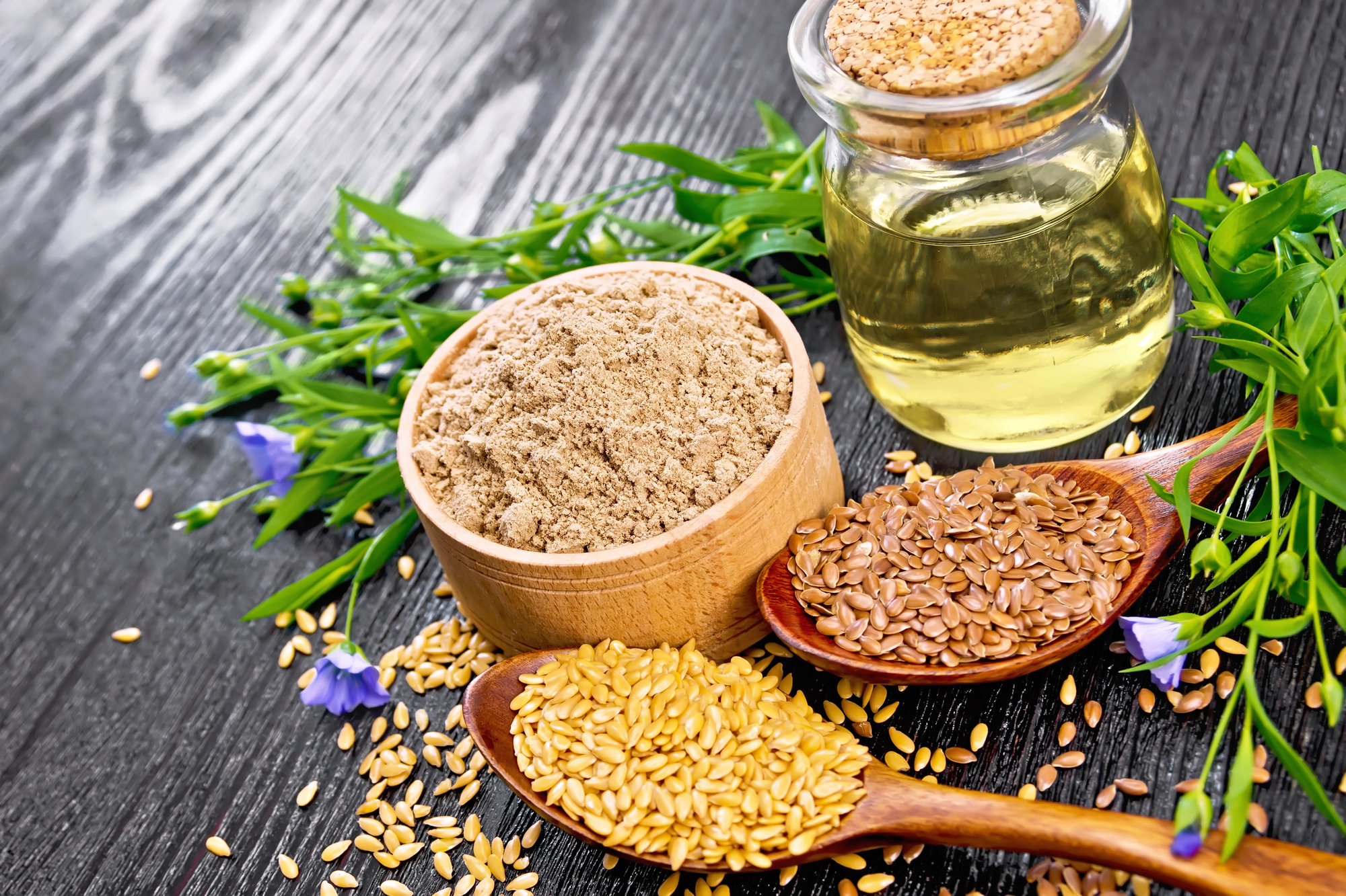 Graines brunes et dorées de Lin. Farine et huile de lin